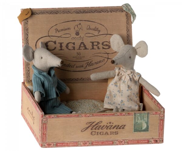 maileg mum and dad mice in cigarbox